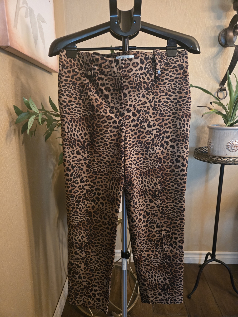 NWOT Cleo Petites Leopard Print Crop Pant